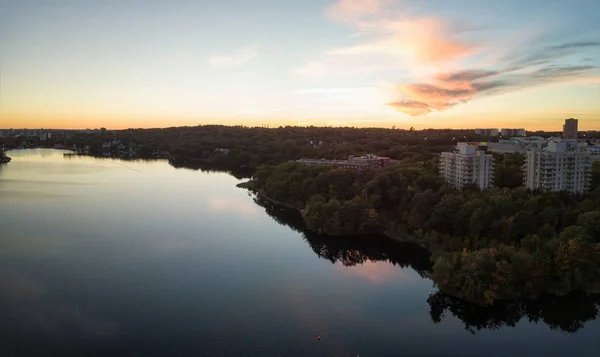 Hava Panoramik Göl Banook Modern Şehrin Canlı Bir Gün Batımı — Stok fotoğraf