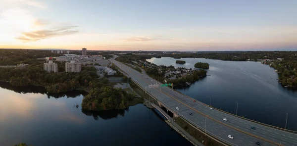 Panorama Flygfoto Över Motorväg Den Moderna Staden Pulserande Solnedgång Tagit — Stockfoto