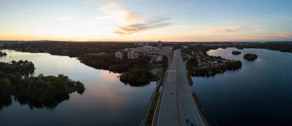 Panorama Flygfoto Över Motorväg Den Moderna Staden Pulserande Solnedgång Tagit — Stockfoto