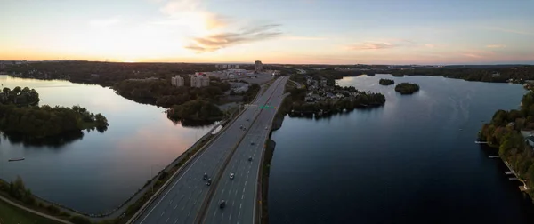 Vista Panorâmica Aérea Uma Estrada Cidade Moderna Durante Pôr Sol — Fotografia de Stock