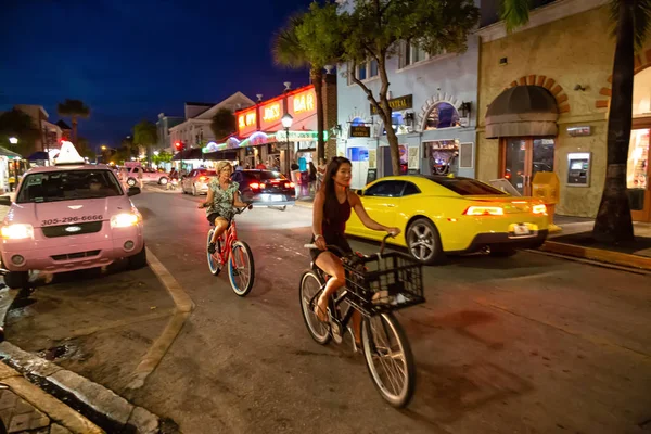 美国佛罗里达州基韦斯特 2018年11月1日 所有酒吧所在的市中心主要地带街道上的夜景 — 图库照片