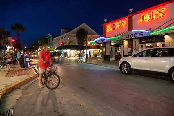 美国佛罗里达州基韦斯特 2018年11月1日 所有酒吧所在的市中心主要地带街道上的夜景 — 图库照片