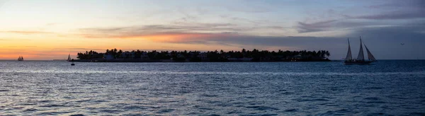 Vista Panorámica Sunset Key Island Durante Una Vibrante Puesta Sol — Foto de Stock