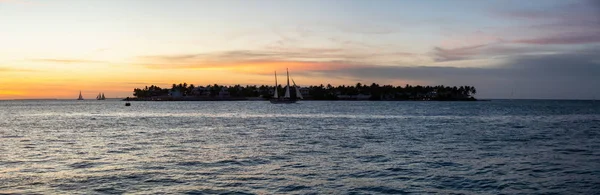 Vista Panorámica Sunset Key Island Durante Una Vibrante Puesta Sol — Foto de Stock