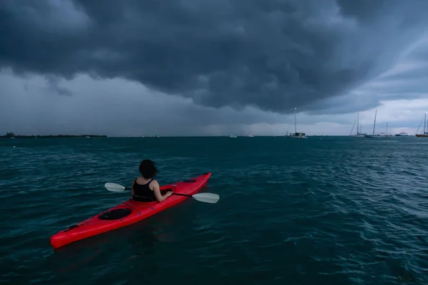 Ragazza Avventurosa Kayak Rosso Sta Facendo Kayak Verso Temporale Durante — Foto Stock