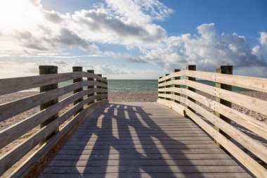 Canlı bir güneşli gün boyunca kumlu bir plaj ahşap platformda. Sombrero Beach, Marathon, Florida, Amerika Birleşik Devletleri alınan.