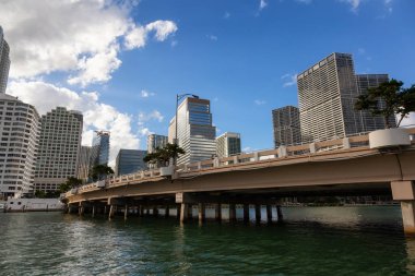 Güneşli bir gün boyunca şehir şehir Miami, Florida, Amerika Birleşik Devletleri - 31 Ekim 2018: köprü.