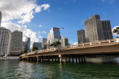 Güneşli bir gün boyunca şehir şehir Miami, Florida, Amerika Birleşik Devletleri - 31 Ekim 2018: köprü.