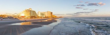 Daytona Beach, Florida, Amerika Birleşik Devletleri - 31 Ekim 2018: panoramik manzaralı güzel bir kumsalı canlı gün doğumu sırasında.