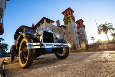 St Augustine, Florida, Amerika Birleşik Devletleri - 30 Ekim 2018: eski tahsil Ford Vintage güneşli bir gün batımı sırasında Lightner Müzesi önünde park etmiş bir araba.