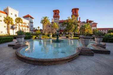 Güneşli bir gün batımı sırasında Lightner Müzesi St Augustine, Florida, Amerika Birleşik Devletleri - 30 Ekim 2018: güzel Çeşme.