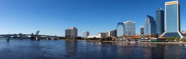 Jacksonville, Florida, Amerika Birleşik Devletleri - 30 Ekim 2018: panoramik canlı bir güneşli gün boyunca şehir merkezinde şehir manzarası.