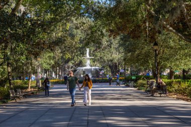 Savannah, Georgia, Amerika Birleşik Devletleri - 30 Ekim 2018: Güzel bir manzarası bir çeşme Forsyth Parkı güneşli bir gün boyunca.