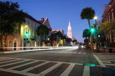 Güzel manzara uban sokaklarda içinde Downtown Charleston, South Carolina, Amerika Birleşik Devletleri. Canlı bir gündoğumu sırasında alınan.