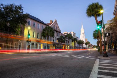 Güzel manzara uban sokaklarda içinde Downtown Charleston, South Carolina, Amerika Birleşik Devletleri. Canlı bir gündoğumu sırasında alınan.