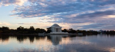 Thomas Jefferson Memorial panoramik manzaralı güzel bir bulutlu gün batımı sırasında. Washington, Dc, Amerika Birleşik Devletleri alınan.