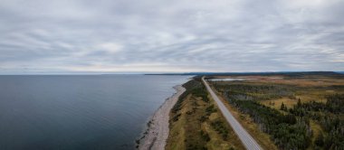 Hava panoramik bir bulutlu sabah sırasında Atlantik okyanus kıyısından doğal bir yol. Çekilen Newfoundland, Canada.