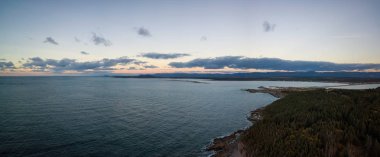 Hava panoramik canlı bir güneşli gün batımı sırasında Atlas Okyanusu kıyısında kayalık bir kıyı. İnek kafası, Newfoundland, Kanada'da alınan.