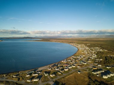 Havadan görünümü canlı bir güneşli gün batımı sırasında Atlantik Okyanusu kıyısında küçük bir kasaba. İnek kafası, Newfoundland, Kanada'da alınan.