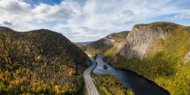 Hava panoramik canlı bir güneşli gün boyunca doğal bir yol. Köşe çayı, Newfoundland, Canada alınan.