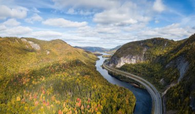 Hava panoramik canlı bir güneşli gün boyunca doğal bir yol. Köşe çayı, Newfoundland, Canada alınan.