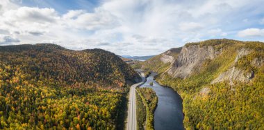 Hava panoramik canlı bir güneşli gün boyunca doğal bir yol. Köşe çayı, Newfoundland, Canada alınan.