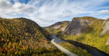 Hava panoramik canlı bir güneşli gün boyunca doğal bir yol. Köşe çayı, Newfoundland, Canada alınan.