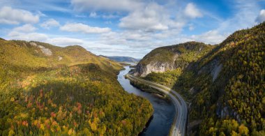 Hava panoramik canlı bir güneşli gün boyunca doğal bir yol. Köşe çayı, Newfoundland, Canada alınan.