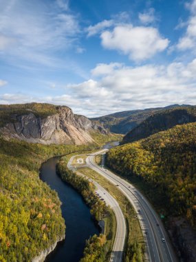 Hava panoramik canlı bir güneşli gün boyunca doğal bir yol. Köşe çayı, Newfoundland, Canada alınan.