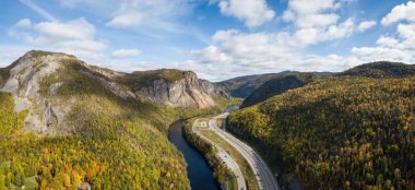 Hava panoramik canlı bir güneşli gün boyunca doğal bir yol. Köşe çayı, Newfoundland, Canada alınan.