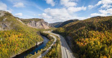 Hava panoramik canlı bir güneşli gün boyunca doğal bir yol. Köşe çayı, Newfoundland, Canada alınan.