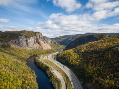 Hava panoramik canlı bir güneşli gün boyunca doğal bir yol. Köşe çayı, Newfoundland, Canada alınan.