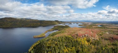 Hava panoramik canlı bir güneşli gün boyunca güzel bir göl. Çekilen Newfoundland, Canada.