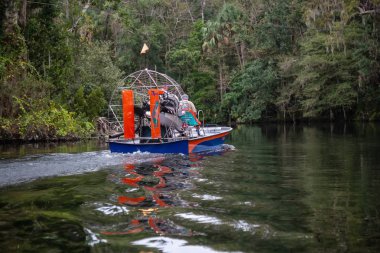 Chassahowitzka Nehri, Florida, Amerika Birleşik Devletleri - 5 Kasım 2018: İnsanlar bir tekne bir nehir üzerinde bulutlu bir akşam sırasında biniyor.