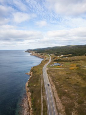 Hava panoramik manzaralı doğal bir yol güneşli bir gün boyunca Atlantik Okyanusu kıyısında. Alınan Port au bağlantı noktası Batı-Aguathuna-Felix Cove, Newfoundland, Canada.