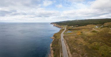 Hava panoramik manzaralı doğal bir yol güneşli bir gün boyunca Atlantik Okyanusu kıyısında. Alınan Port au bağlantı noktası Batı-Aguathuna-Felix Cove, Newfoundland, Canada.