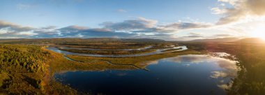 Hava manzaralı güzel bir nehrin güneşli gün doğumu sırasında. Codroy Vadisi, Newfoundland, Kanada'da alınan.