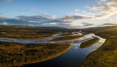 Hava manzaralı güzel bir nehrin güneşli gün doğumu sırasında. Codroy Vadisi, Newfoundland, Kanada'da alınan.