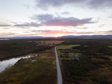 Hava panoramik dramatik gün doğumu sırasında Atlas Okyanusu kıyısında bir plaj. Codroy Vadisi, Newfoundland, Kanada'da alınan.