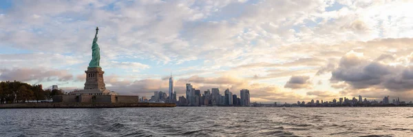 Panoramiczny Widok Statuę Wolności Downtown Manhattan Tle Podczas Wibrujący Wschód — Zdjęcie stockowe