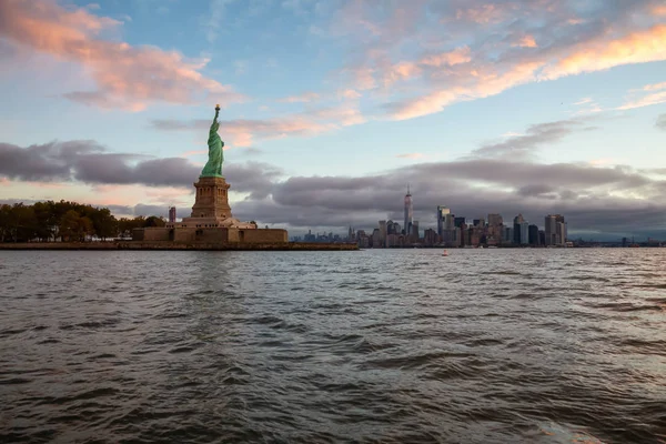 Statue Liberty Vibrant Cloudy Sunrise Taken Jersey City New Jersey — Stock Photo, Image