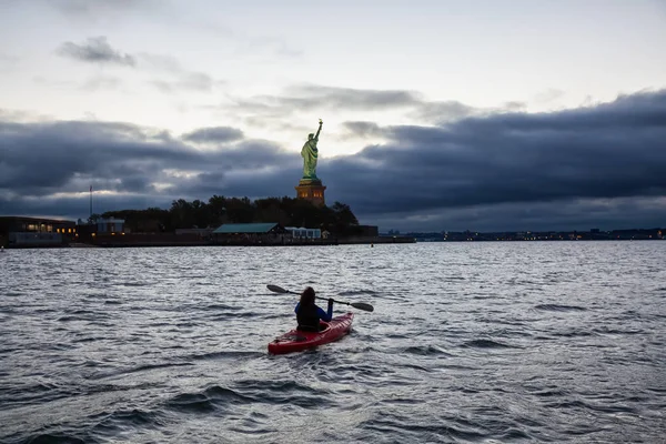 Adventurous Girl Sea Kayaking Statue Liberty Vibrant Cloudy Sunrise Taken — Stock Photo, Image