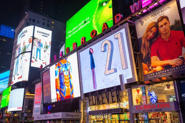雨の夜の間にマンハッタン ニューヨーク ニューヨーク アメリカ合衆国 2018 タイムズ スクエア — ストック写真