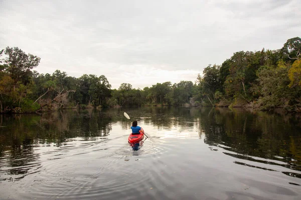 Fille Aventureuse Faisant Kayak Sur Une Rivière Pendant Une Soirée — Photo