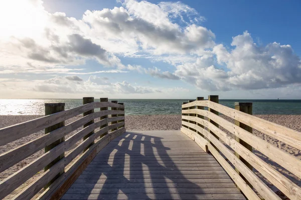 Canlı bir güneşli gün boyunca kumlu bir plaj ahşap platformda. Sombrero Beach, Marathon, Florida, Amerika Birleşik Devletleri alınan.