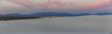 Renkli bir gün doğumu sırasında beyaz kum güzel panoramik görünümü. White Sands National Monument,New Mexico, Amerika Birleşik Devletleri.
