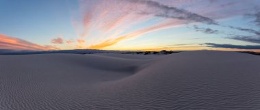 Renkli bir gün doğumu sırasında beyaz kum güzel panoramik görünümü. White Sands National Monument,New Mexico, Amerika Birleşik Devletleri.