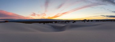 Renkli bir gün doğumu sırasında beyaz kum güzel panoramik görünümü. White Sands National Monument,New Mexico, Amerika Birleşik Devletleri.