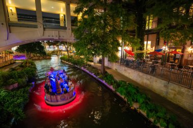 San Antonio, Texas, Amerika Birleşik Devletleri - 7 Kasım 2018: Güzel manzarasına San Antonio nehir yürümek gece boyunca.