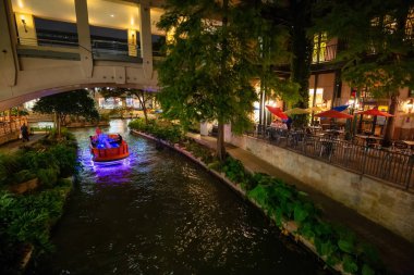 San Antonio, Texas, Amerika Birleşik Devletleri - 7 Kasım 2018: Güzel manzarasına San Antonio nehir yürümek gece boyunca.